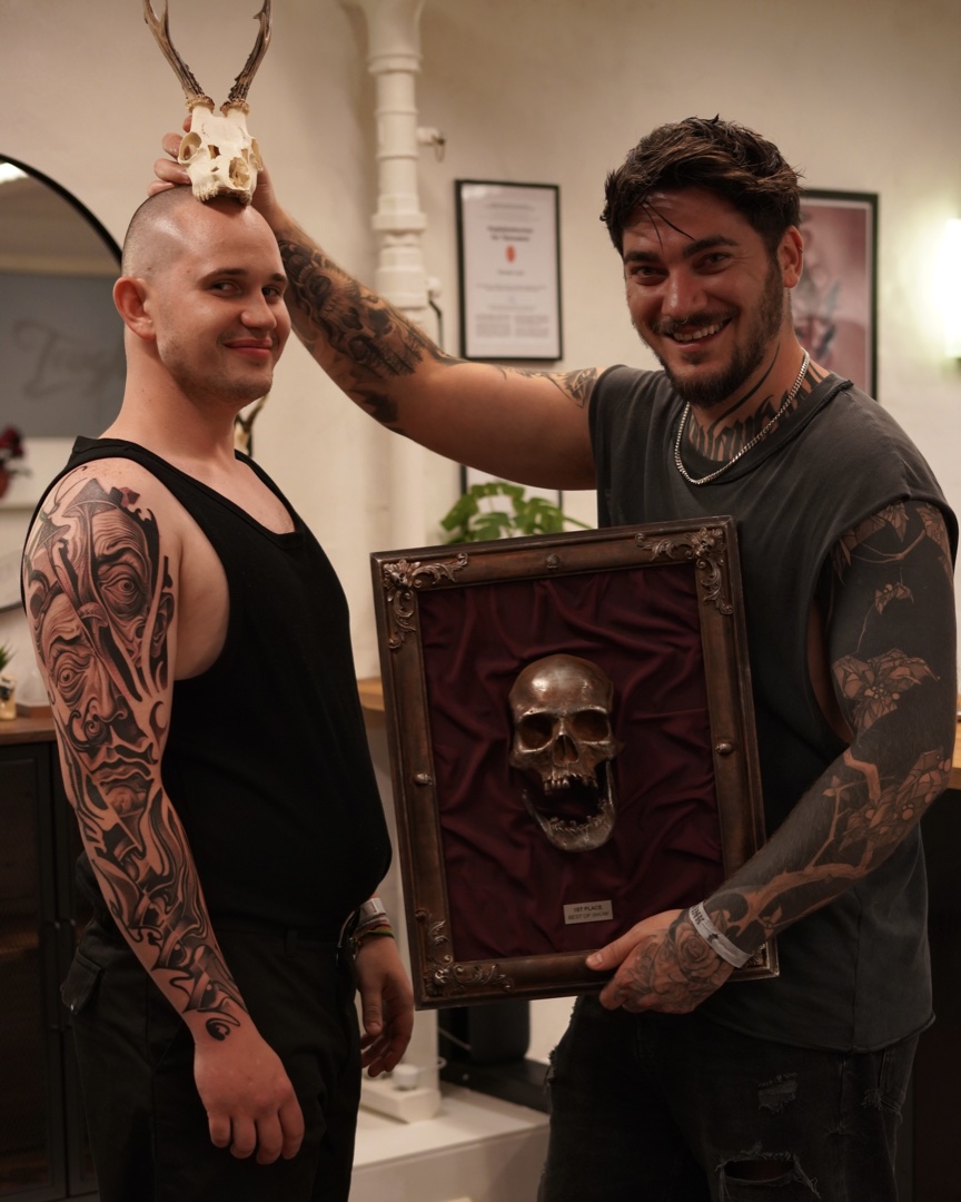 George fra Tough Love Tattoo med trofæ fra konvention.